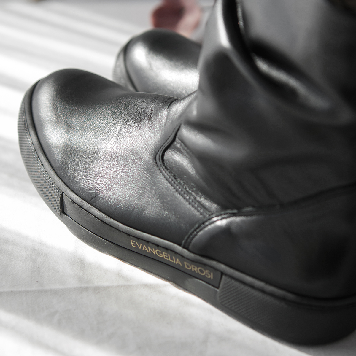 ΜΑΥΡΕΣ ΜΠΟΤΕΣ ΜΕ ΣΟΥΡΑ