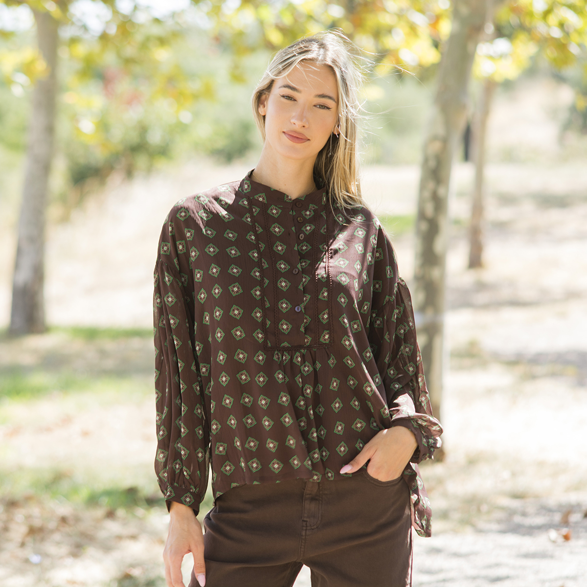 ΠΟΥΚΑΜΙΣΟ ΜΕ ΡΟΜΒΟΥΣ