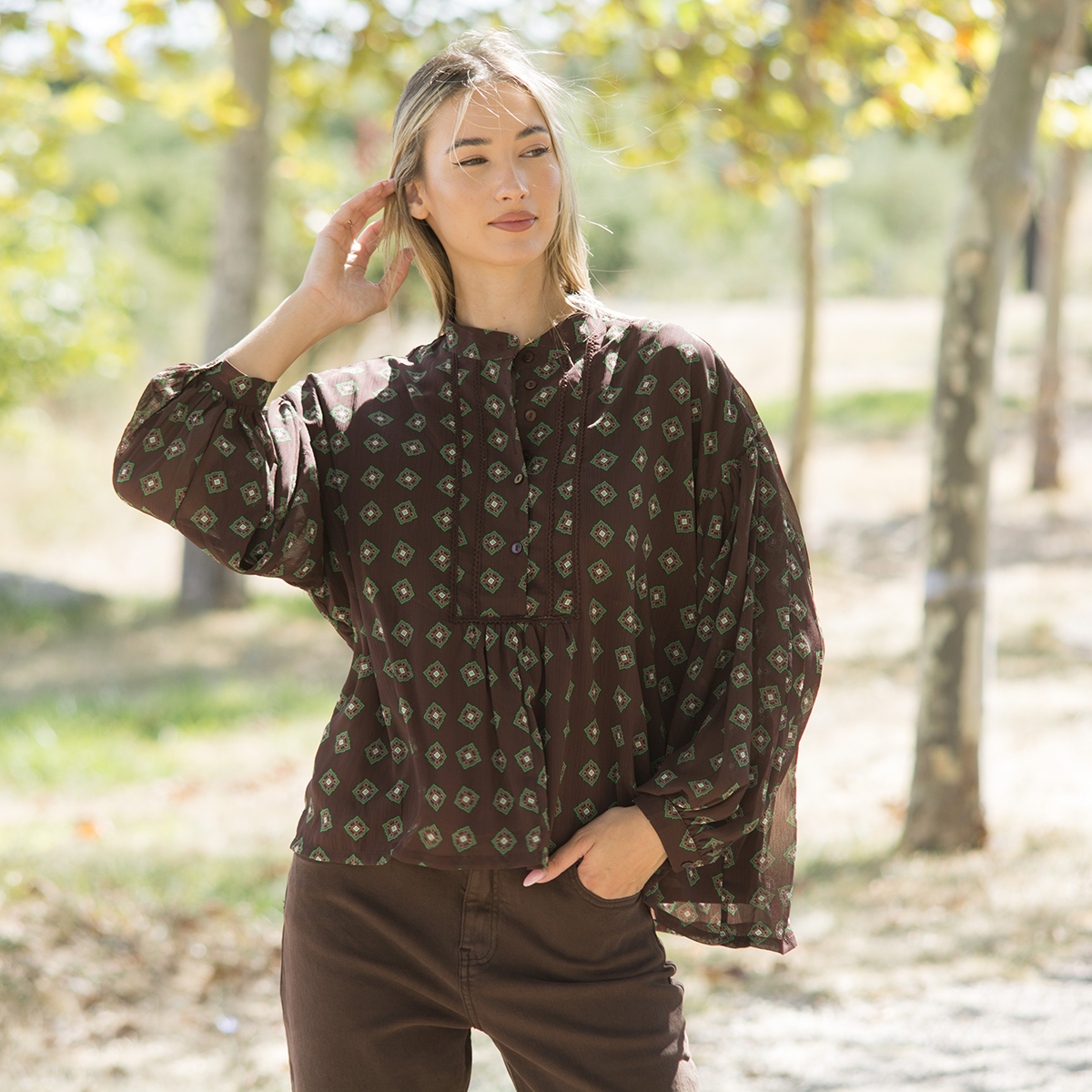 ΠΟΥΚΑΜΙΣΟ ΜΕ ΡΟΜΒΟΥΣ