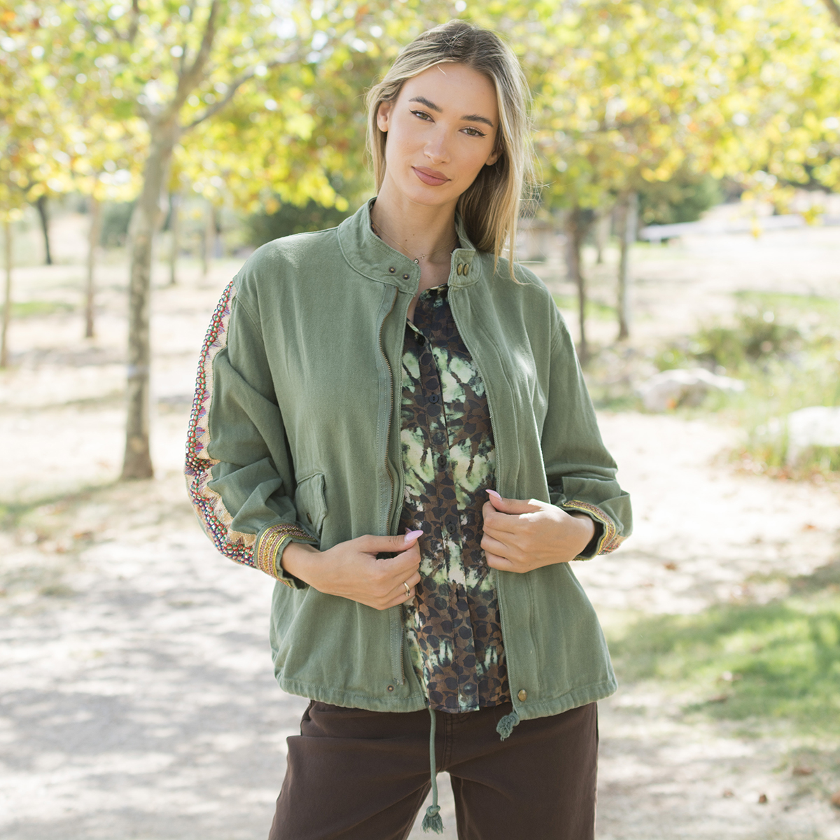 ΤΖΑΚΕΤ ΜΕ ΚΕΝΤΗΜΑ ΣΤΑ ΜΑΝΙΚΙΑ