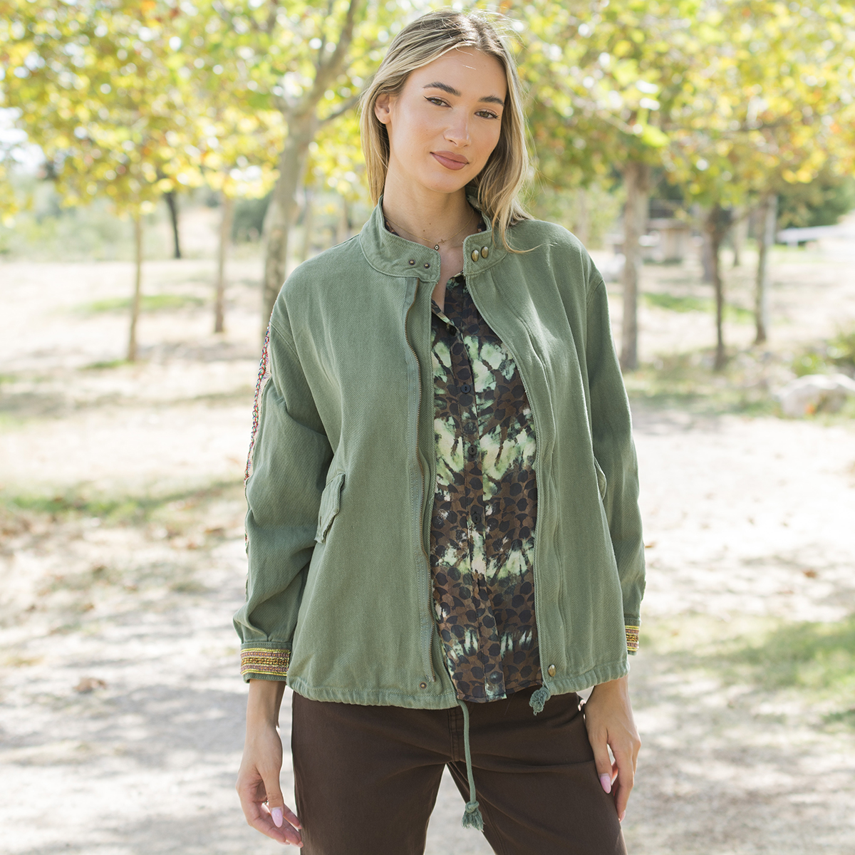 ΤΖΑΚΕΤ ΜΕ ΚΕΝΤΗΜΑ ΣΤΑ ΜΑΝΙΚΙΑ