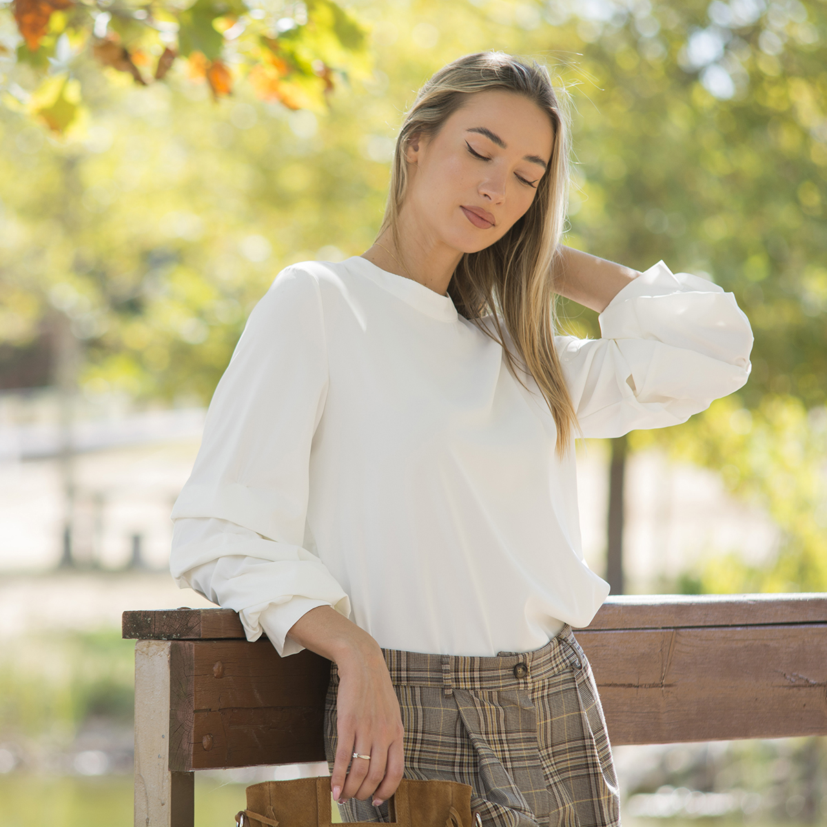 ΜΠΛΟΥΖΑ ΜΕ ΣΟΥΡΕΣ ΣΤΑ ΜΑΝΙΚΙΑ