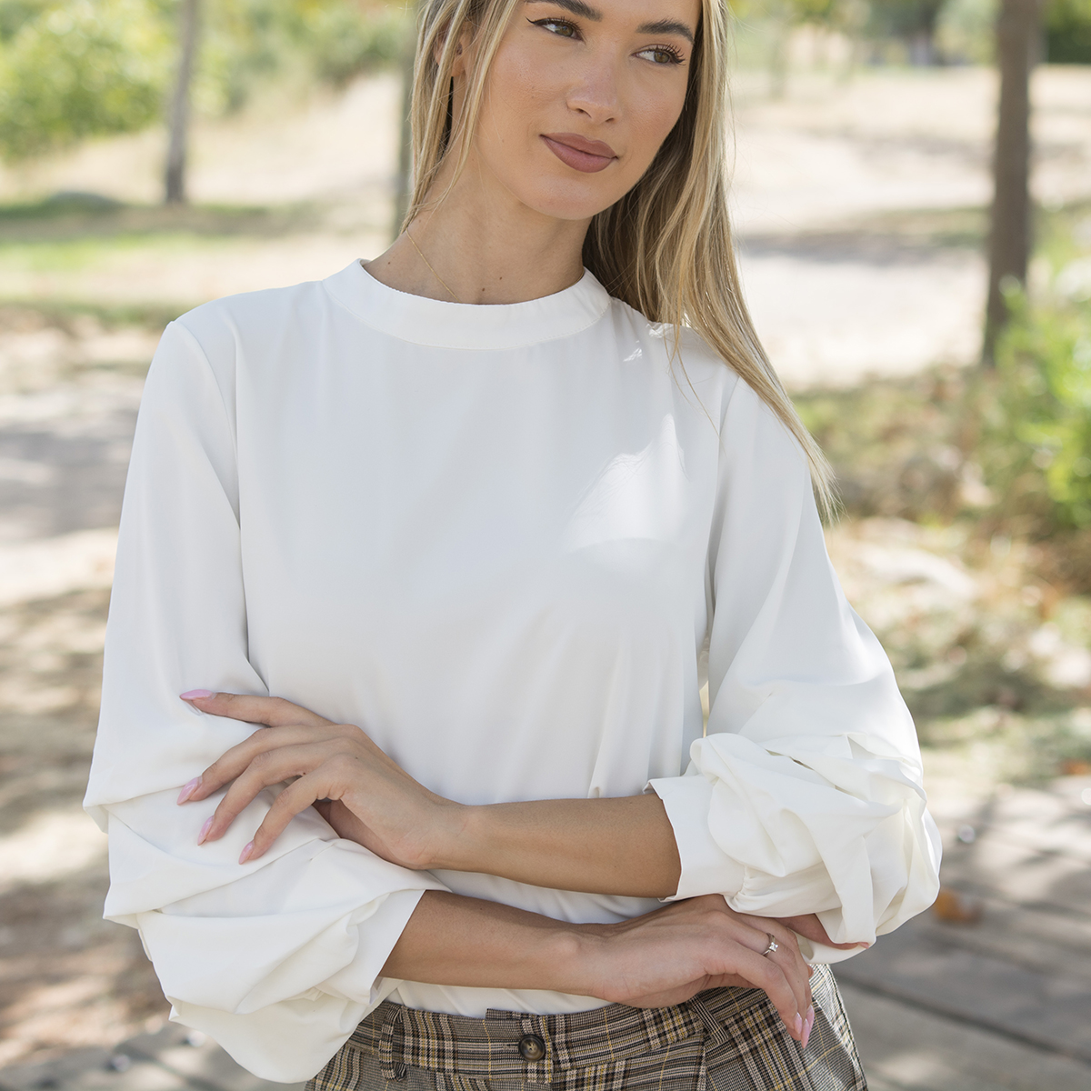 ΜΠΛΟΥΖΑ ΜΕ ΣΟΥΡΕΣ ΣΤΑ ΜΑΝΙΚΙΑ