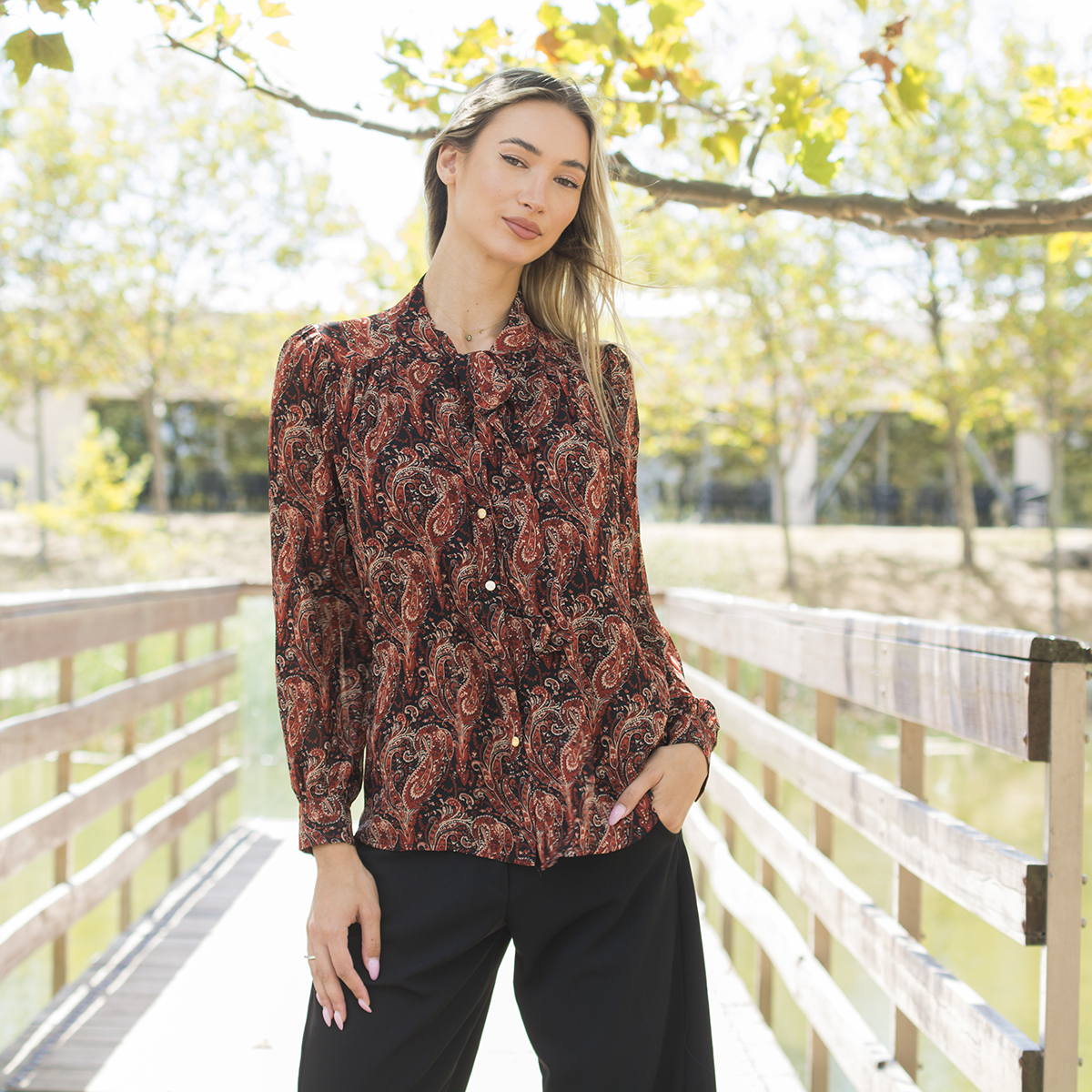 ΠΟΥΚΑΜΙΣΟ ΜΕ ΛΑΧΟΥΡΙΑ