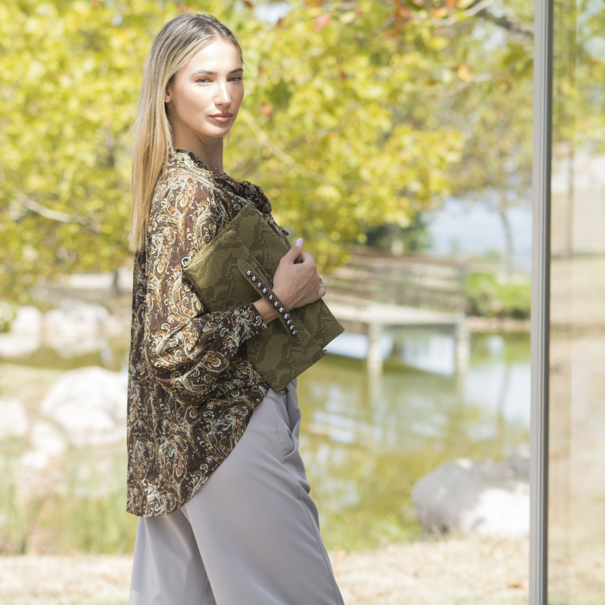 ΠΟΥΚΑΜΙΣΟ ΜΕ ΛΑΧΟΥΡΙΑ