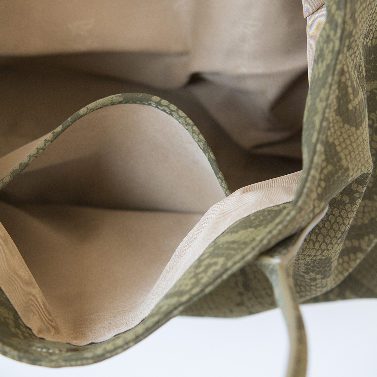 ΤΣΑΝΤΑ ΩΜΟΥ SNAKE