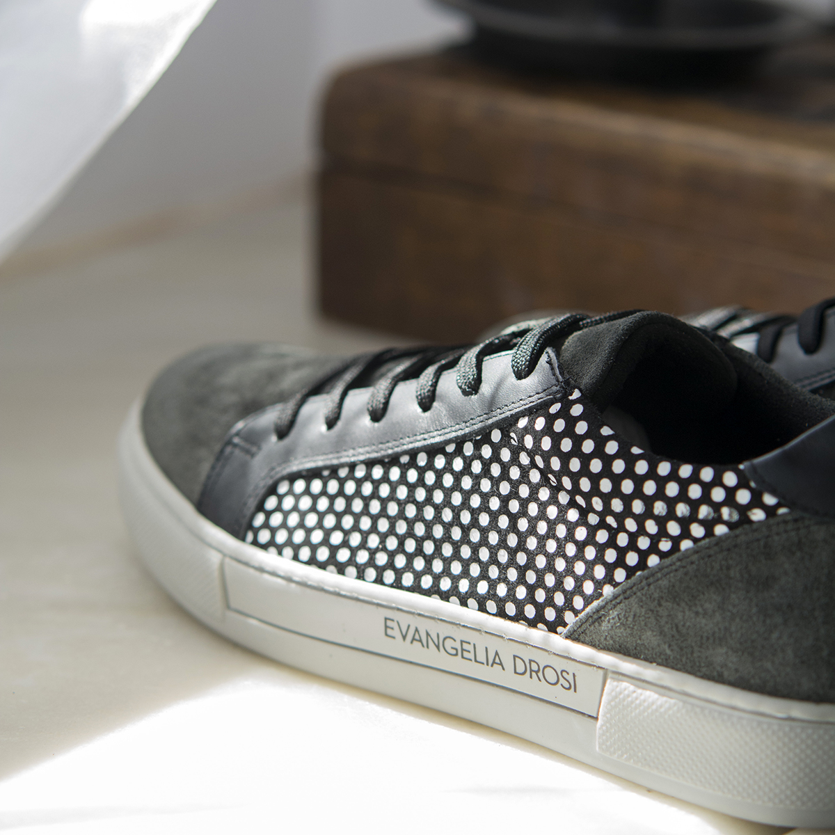 SNEAKERS GREY DOTS