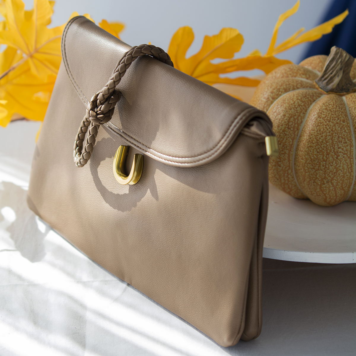 ΤΣΑΝΤΑ ΜΕ ΧΡΥΣΟ ΠΕΤΑΛΟ