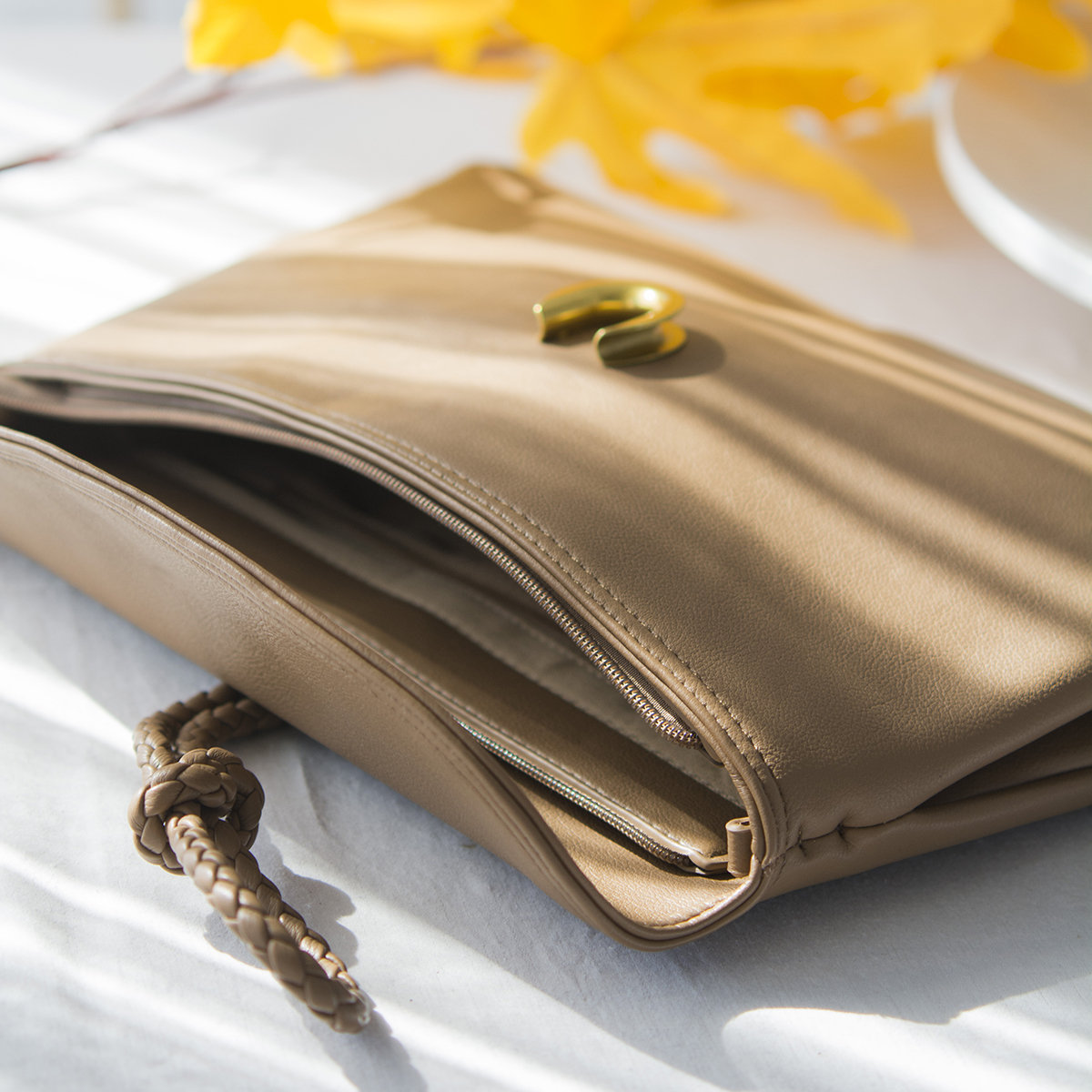 ΤΣΑΝΤΑ ΜΕ ΧΡΥΣΟ ΠΕΤΑΛΟ