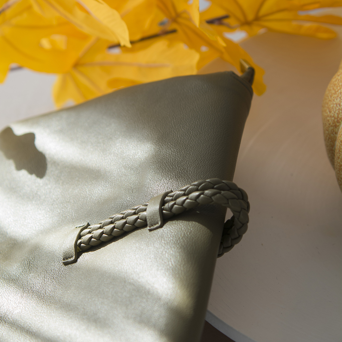 ΤΣΑΝΤΑ ΜΕ ΧΡΥΣΟ ΠΕΤΑΛΟ