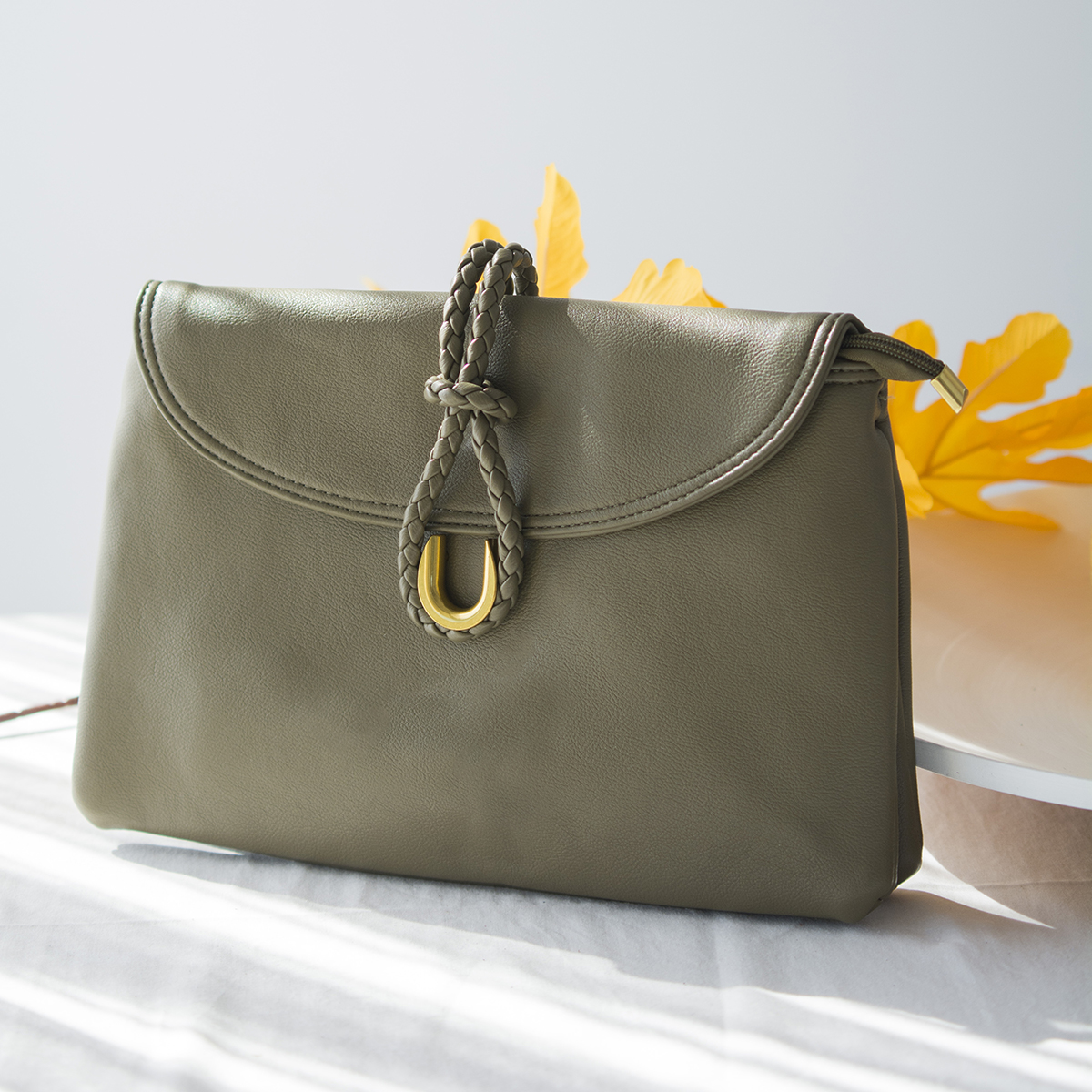 ΤΣΑΝΤΑ ΜΕ ΧΡΥΣΟ ΠΕΤΑΛΟ