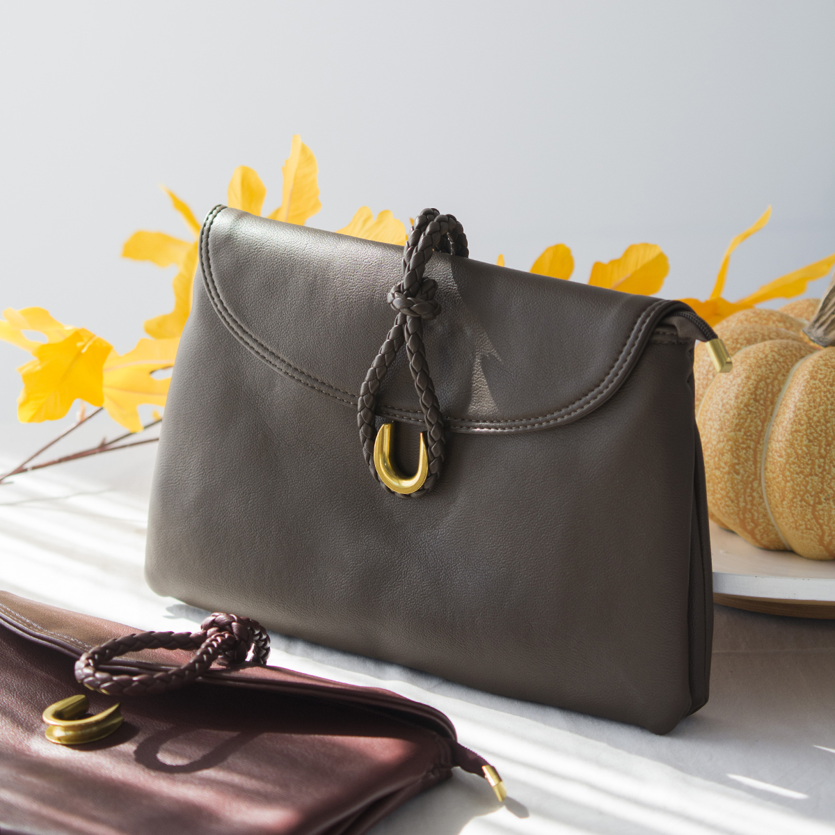 ΤΣΑΝΤΑ ΜΕ ΧΡΥΣΟ ΠΕΤΑΛΟ