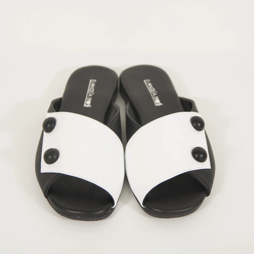 Γυναικεία Δερμάτινα Σανδάλια με Κουμπιά